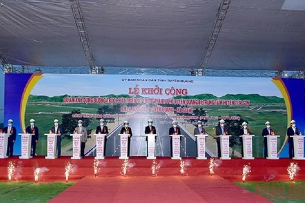 Các đại biểu ấn nút khởi công dự án. (Ảnh: HẢI CHUNG)