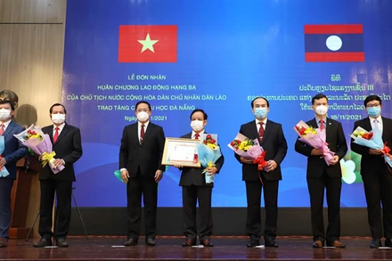 Đại học Đà Nẵng đón nhận Huân chương Lao động hạng Ba của Chủ tịch nước Cộng hòa Dân chủ Nhân dân Lào.