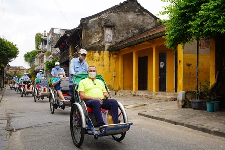 Du khách quốc tế tham quan phố cổ Hội An bằng xích-lô. (Ảnh:CTV)