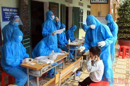 Xét nghiệm diện rộng để bóc tách F0 toàn huyện Vũ Thư. 