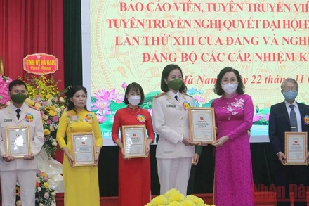 Đồng chí Phó Bí thư Thường trực tỉnh ủy Hà Nam trao giải Nhất cho thí sinh thuộc Đảng bộ Công an tỉnh.