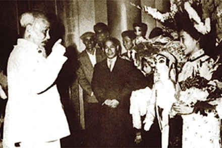 Chủ tịch Hồ Chí Minh với các văn nghệ sĩ. (Nguồn: Ảnh tư liệu)