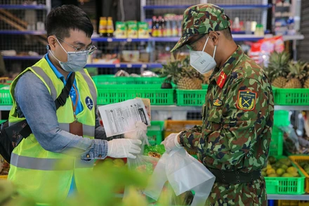 Bộ đội đi chợ thay người dân trong thời gian Thành phố Hồ Chí Minh thực hiện giãn cách xã hội.