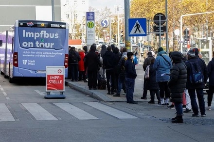 Người dân xếp hàng chờ tiêm ngừa Covid-19 tại Vienna, Áo, ngày 18/11/2021. (Ảnh: Reuters)