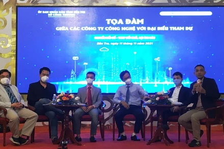Tọa đàm giữa đại diện các công ty công nghệ và đại biểu tham dự về chuyển đổi số.