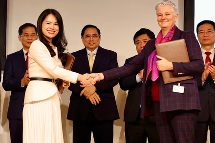 Bà Nguyễn Thị Thanh Bình, Phó Tổng Giám đốc Tập đoàn T&T Group và đại diện Tập đoàn Total Eren (Cộng hòa Pháp) trao biên bản ghi nhớ hợp tác trong lĩnh vực năng lượng tái tạo.