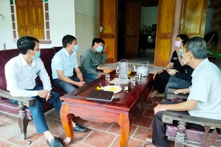 Đại diện lãnh đạo xã Thọ Điền (Vũ Quang) chia sẻ khó khăn do thiếu đất sản xuất cùng người dân. 