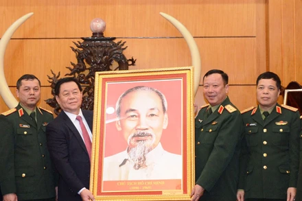 Đồng chí Nguyễn Trọng Nghĩa trao ảnh Bác Hồ tặng Ban Giám đốc Học viện Chính trị (Bộ Quốc phòng).