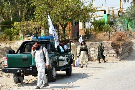 Lực lượng Taliban điều tra tại hiện trường vụ nổ bom ở thành phố Jalalabad, tỉnh Nangarhar, miền Đông Afghanistan. (Ảnh: TTXVN)