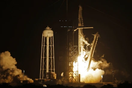 Tàu vũ trụ SpaceX Crew Dragon được phóng từ Trung tâm Vũ trụ Kennedy của NASA ở Florida (Mỹ). (Ảnh: Reuters)