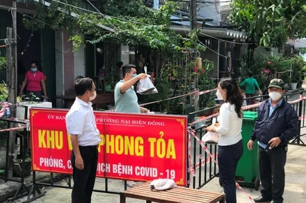 Các hội đoàn thể phường Nại Hiên Đông, quận Sơn Trà  kêu gọi các nhà hảo tâm hỗ trợ thực phẩm cho người dân trong khu vực phong tỏa, sáng 25/11.