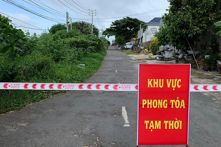 Lực lượng chức năng phong tỏa khu vực có ca mắc Covid-19 đầu tiên trên đảo tại thôn Triều Dương, xã Tam Thanh, huyện Phú Quý (Bình Thuận).