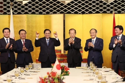 Thủ tướng Phạm Minh Chính gặp cựu Thủ tướng Nhật Bản Suga Yoshihide và Chủ tịch Liên minh Nghị sĩ hữu nghị Nhật Bản-Việt Nam Nikai Toshihiro và dự Lễ xuất hành quả quýt Unshu sang thị trường Việt Nam. (Ảnh: Dương Giang/TTXVN)