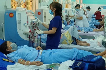 Nhiều bệnh nhân trở lại chạy thận nhân tạo tại Bệnh viện đa khoa tỉnh Thái Bình sáng 5/11.