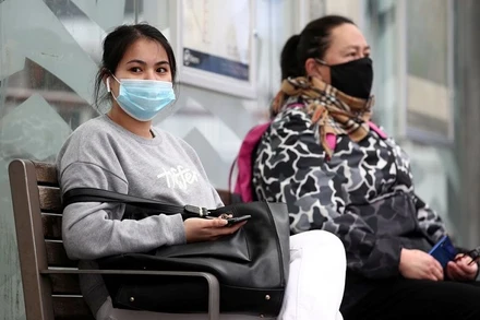 Người dân thành phố Auckland, New Zealand đeo khẩu trang chờ xe buýt. (Ảnh: Reuters)