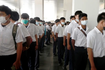 Thanh niên Thái Lan tìm kiếm cơ hội tại Hội chợ Việc làm Thái Lan 2020. (Ảnh: Reuters)