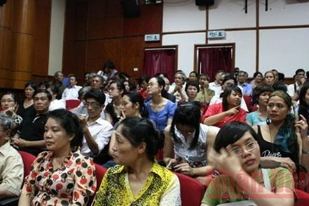 Khán giả ngồi kín phòng chiếu tại Liên hoan phim tài liệu quốc tế năm 2011.