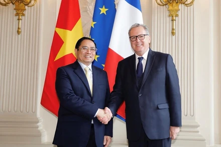 Thủ tướng Phạm Minh Chính hội kiến Chủ tịch Quốc hội Pháp Richard Ferrand. (Ảnh: TTXVN)