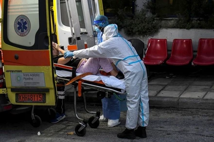 Chuyển bệnh nhân đến Khoa Cấp cứu Covid-19 tại Bệnh viện Đa khoa Ippokrateio ở Thessaloniki, Hy Lạp, ngày 3/11/2021. (Ảnh: Reuters)