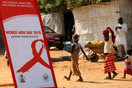 Biểu ngữ trong chiến dịch nâng cao nhận thức về HIV/AIDS nhân Ngày Thế giới phòng, chống AIDS tại trại Kuchingoro IDPs ở Abuja, Nigeria, ngày 1/12/2018. (Ảnh: Reuters)