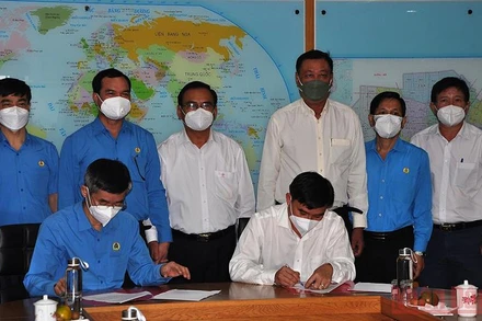 Đại diện UBND tỉnh Tiền Giang và Tổng Liên đoàn Lao động Việt Nam ký kết quy chế phối hợp.