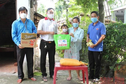 Chị Nguyễn Thị Bích Thu, ở xã Bình Hòa Phước, huyện Long Hồ (tỉnh Vĩnh Long) nhận quà hỗ trợ “Túi an sinh xã hội” của các nhà hảo tâm. 