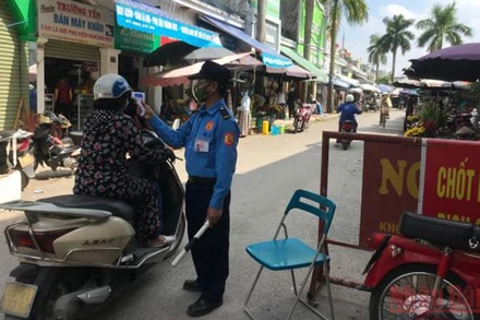 Kiểm tra thân nhiệt của người vào chợ Phố Hiến, thành phố Hưng Yên, tỉnh Hưng Yên.