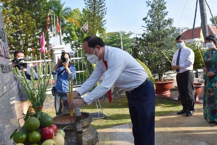 Các đại biểu dâng hương, dâng hoa, tưởng niệm Anh hùng liệt sĩ tại Di tích lịch sử quốc gia Ngã Ba Giồng.