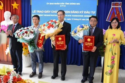 Lãnh đạo tỉnh Đồng Nai trao giấy chứng nhận đầu tư cho doanh nghiệp FDI hồi tháng 1/2021.