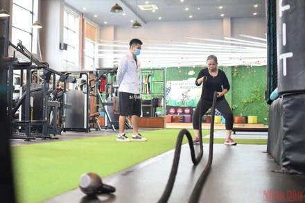 Người dân quay trở lại tập luyện sau nhiều ngày giãn cách. (Ảnh: Minh Duy)