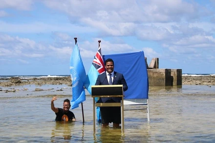 Địa điểm ông Kofe đứng phát biểu từng là nơi khô ráo. (Ảnh: Reuters)