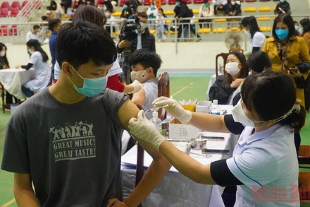 Tiêm vaccine cho học sinh Trường THPT Chuyên Võ Nguyên Giáp (Quảng Bình).