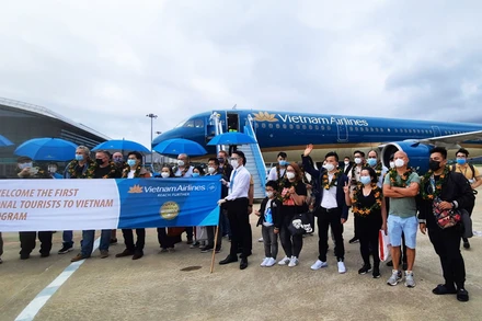 Các du khách quốc tế đầu tiên tới Việt Nam sau gần 2 năm gián đoạn vì Covid-19 (Ảnh: CTV)