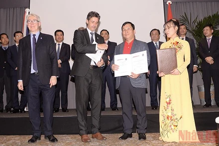 Thủ tướng và lãnh đạo các bộ, ngành Việt Nam, quan chức Anh chứng kiến lễ trao Thỏa thuận hợp tác giữa Rolls-Royce và Vietjet.