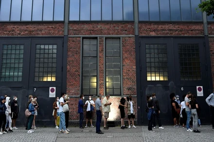 Người dân xếp hàng chờ tiêm vaccine ngừa Covid-19 bên ngoài một trung tâm tiêm chủng ở thủ đô Berlin, Đức. (Ảnh: Reuters)