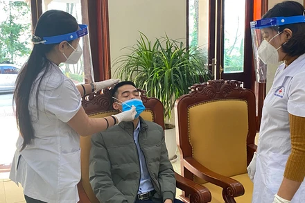 Nhân viên y tế dự phòng tỉnh lấy mẫu xét nghiệm tại phường Đồng Tâm, thành phố Yên Bái.