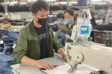 Công ty May Thành Hưng đầu tư thêm thiết bị cắt tự động giúp tăng năng suất.