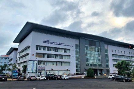 Bệnh viện đa khoa vùng Tây Nguyên, bệnh viện lớn nhất vùng Tây Nguyên hiện nay, được đầu tư cơ sở hạ tầng đồng bộ và các trang thiết bị y tế hiện đại, nhưng do áp lực công việc và thu nhập thấp nên nhiều bác sĩ xin thôi việc để “đầu quân” cho các cơ sở y tế tư nhân.