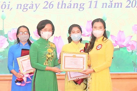 Lãnh đạo Ban Tuyên giáo Thành uỷ Hà Nội trao giải Nhất cho thí sinh Nguyễn Thị Phương Thêm.