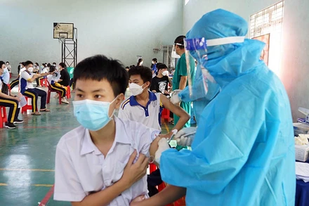 Tiêm vaccine cho học sinh THCS nhóm 12-14 tuổi tại thành phố Thủ Dầu Một, tỉnh Bình Dương. 