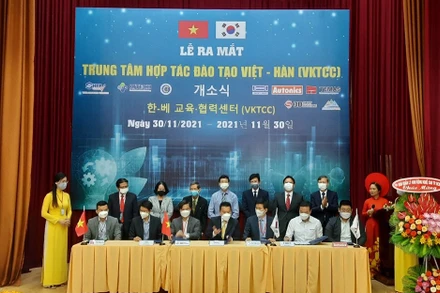 Lễ ký kết hợp tác giữa các thành viên Trung tâm Hợp tác đào tạo Việt – Hàn. 