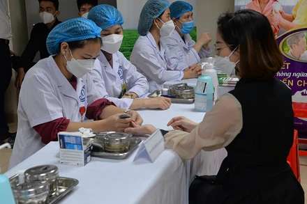 Kiểm tra đường huyết cho người dân.