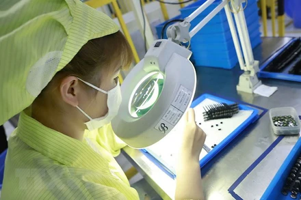 Sản xuất linh kiện điện tử. (Ảnh: TTXVN)