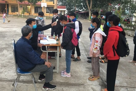 Toàn bộ học sinh Trường Phổ thông dân tộc bán trú tiểu học cơ sở xã Núa Ngam, huyện Điện Biên được kiểm tra thân nhiệt trước khi vào trường.
