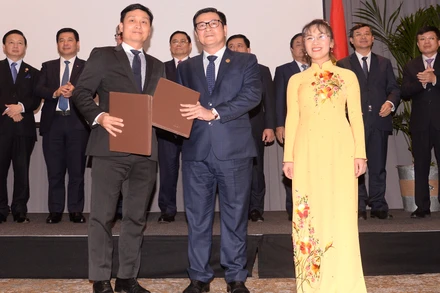 Ông Trần Hoài Nam - Phó Tổng giám đốc HDBank ký thỏa thuận hợp tác với Tổng giám đốc điều hành Quỹ đầu tư toàn cầu Affinity Lê Hoài Anh trước sự chứng kiến của Phó Chủ tịch HĐQT Thường trực HDBank Nguyễn Thị Phương Thảo