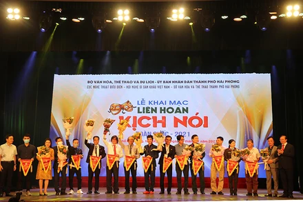 Tại lễ khai mạc. 