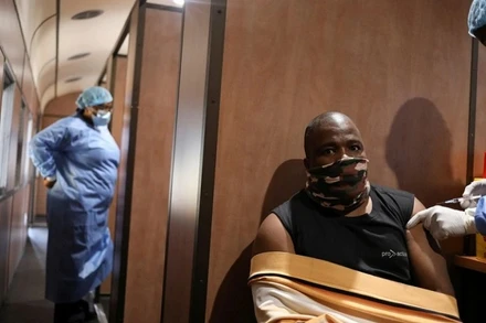 Tiêm vaccine ngừa Covid-19 lưu động tại nhà ga Springs ở East Rand, Nam Phi, ngày 27/8/2021. (Ảnh: Reuters)