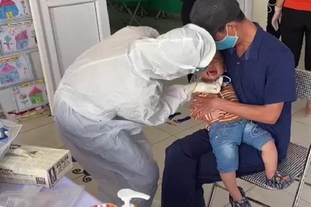 Lấy mẫu xét nghiệm cho học sinh Trường Mầm non 20/10 tại TP Điện Biên Phủ.
