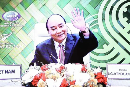 Chủ tịch nước Nguyễn Xuân Phúc tại Cuộc họp không chính thức các nhà Lãnh đạo Kinh tế Diễn đàn Hợp tác Kinh tế châu Á-Thái Bình Dương (APEC) về ứng phó với đại dịch Covid-19 và phục hồi kinh tế diễn ra theo hình thức trực tuyến tối 16/7. Ảnh: TTXVN