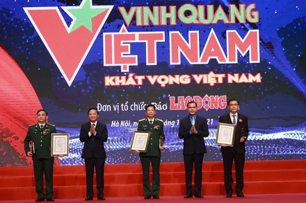 Phó Chủ tịch Quốc hội Nguyễn Khắc Định và Chủ tịch Tổng Liên đoàn lao động Việt Nam Nguyễn Đình Khang trao biểu trưng “Vinh quang Việt Nam” tặng các tập thể được vinh danh.